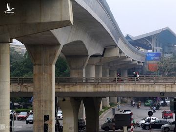 Nhà ga Đại Học Quốc gia, canh nút giao Mai Dịch-Xuân Thủy của tuyến Metro Nhổn-Ga Hà Nội đang được hoàn thiện. Ảnh: Bá Đô