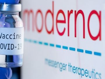 Lọ có dòng chữ Vaccine Covid-19 bên cạnh logo của công ty công nghệ sinh học Moderna hồi tháng 11. Ảnh: AFP.