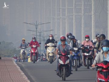 Sương mù chứa chất ô nhiễm làm giảm tầm nhìn người đi đường và ảnh hưởng đến sức khỏe. Ảnh: Hà An.