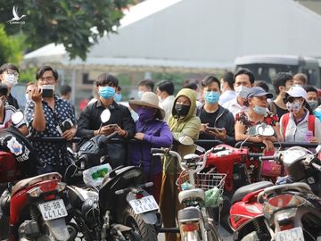 An ninh thắt chặt tại tang lễ. Nhiều khán giả đứng ngoài hàng rào nhà tang lễ để chờ đến giờ viếng cố danh hài. Ảnh: Khang Thái.