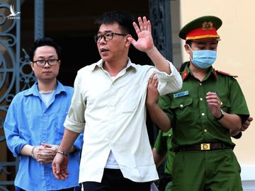 Nguyễn Hải Nam (đi trước) bị VKS đề nghị 1 năm 6 tháng tù - 2 năm tù. /// Ảnh: NGỌC DƯƠNG