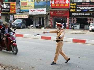 Hà Nội: Nhiều lái xe bỏ của chạy lấy người khi bị kiểm tra nồng độ cồn - 1