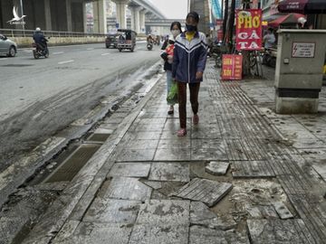 Phó chi cục Giám sát Xây dựng không biết tin đá lát vỉa hè bền 70 năm ở đâu ra - Ảnh 1.