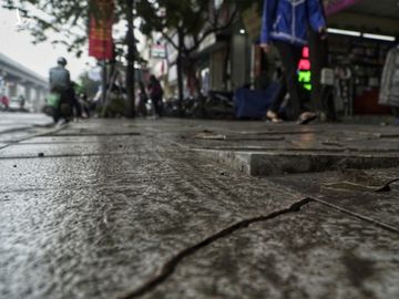 Ôtô đi lên vỉa hè thì đá nào cũng vỡ - Ảnh 5.