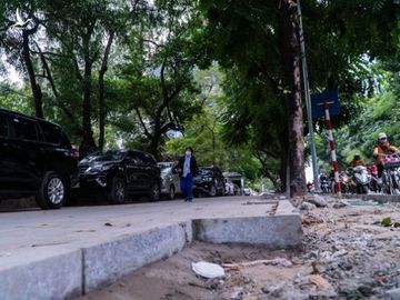 Ôtô đi lên vỉa hè thì đá nào cũng vỡ - Ảnh 1.