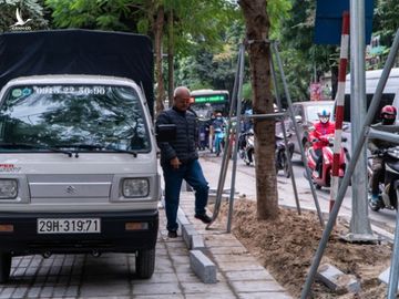 Ôtô đi lên vỉa hè thì đá nào cũng vỡ - Ảnh 2.