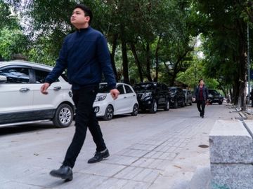 Ôtô đi lên vỉa hè thì đá nào cũng vỡ - Ảnh 3.