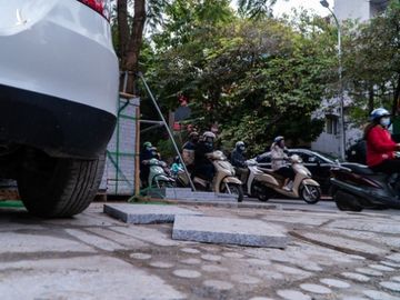 Ôtô đi lên vỉa hè thì đá nào cũng vỡ - Ảnh 4.