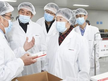 Phó Thủ tướng Trung Quốc Tôn Xuân Lan (phải) thăm một hãng sản xuất vaccine ngày 2/12. Ảnh: Tân Hoa xã