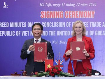 Bộ trưởng Công Thương Trần Tuấn Anh và Bộ trưởng Thương mại quốc tế Anh Elizabeth Truss tại buổi lễ ký kết chiều 11/12. Ảnh: MOIT.