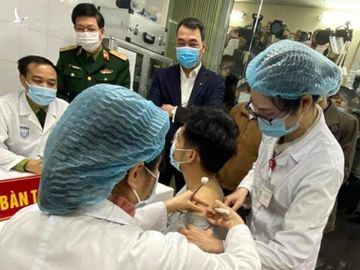 Người đầu tiên được tiêm thử nghiệm vaccine Covid-19 Nanocovax. Ảnh: Đình Anh.