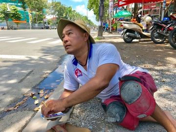 Vu Lan, cha ơi: Người cha đi bằng tay, bán vé số nuôi con ăn học 2