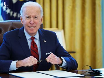 Tổng thống Joe Biden ký sắc lệnh ở Nhà Trắng ngày 28/1. Ảnh: AFP.