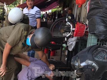 Nam thanh niên bị khống chế Nam thanh niên bị khống chế