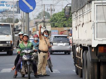 Từ 16h chiều 3-1, cửa ngõ miền Tây của Sài Gòn đông dần, trái cây, gà qué đu xe - Ảnh 5.