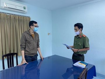 Tống đạt quyết định khởi tố bị can nam tiếp viên Vietnam Airlines làm lây lan dịch Covid-19 - Ảnh 1. Tống đạt quyết định khởi tố bị can nam tiếp viên Vietnam Airlines làm lây lan dịch Covid-19 - Ảnh 1.