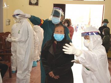 Người dân Chí Linh đi lấy mẫu xét nghiệm. Ảnh: Bộ Y tế.