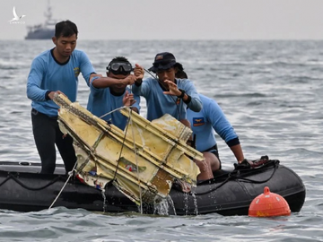 Thợ lặn hải quân Indonesia vớt một mảnh vỡ máy bay gần đảo Lancang sáng 10/1. Ảnh: AFP.