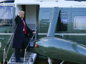 Tổng thống Trump lên trực thăng Marine One ở bãi cỏ Nhà Trắng để tới căn cứ quân sự Andrews. Sau đó ông lên chuyên cơ Air Force One để tới Florida. (Ảnh: AP).