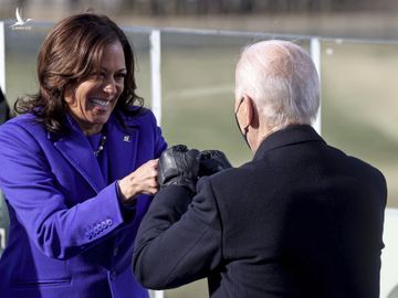 Bạn tranh cử của ông Biden - Phó Tổng thống Kamala Harris - vui mừng trong ngày nhậm chức 20/1/2021. (Ảnh: AP).