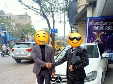 Thành viên Wefinex bị tố “phông bạt: Mua xe cũ chưa tới 700 triệu đồng nhưng thổi giá lên tận 2,1 tỷ, lễ nhận xe diễn ra ngay trên vỉa hè - Ảnh 2. Thành viên Wefinex bị tố “phông bạt: Mua xe cũ chưa tới 700 triệu đồng nhưng thổi giá lên tận 2,1 tỷ, lễ nhận xe diễn ra ngay trên vỉa hè - Ảnh 2.