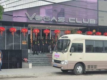 Lực lượng Cảnh sát cơ động phong tỏa lối vào quán bar Vegas ở Huế /// Ảnh: V.V