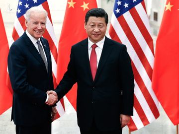 Chủ tịch Trung Quốc Tập Cận Bình (phải) bắt tay Joe Biden, khi đó đang là phó tổng thống Mỹ, tại Đại lễ đường Nhân dân Bắc Kinh hồi tháng 12/2013. Ảnh: Reuters.