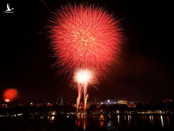 Chiêm ngưỡng pháo hoa từ đông sang tây thế giới tiễn một năm ảm đạm - Ảnh 2.