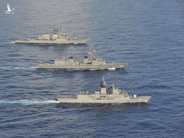 2 tàu khu trục Mỹ USS John S.McCain (DDG 56) và Nhật JS Kirisame (DD 104) cùng tàu hộ tống Úc HMAS Arunta (FFH 151) tập trận chung ở Biển Đông vào cuối tháng 10.2020 . /// Ảnh: PACOM