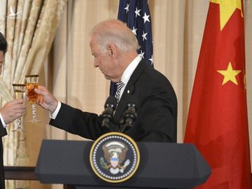 Ông Joe Biden và ông Tập Cận Bình, Chủ tịch nước Trung Quốc, trong cuộc gặp hồi năm 2015 tại Bộ Ngoại giao Mỹ /// Ảnh: Reuters