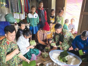 Bộ đội về bản, tết chắc chắn vui hơn - Ảnh 1.