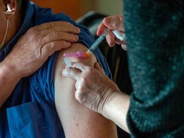 Một người dân được tiêm vaccine Covid-19 tại Boston, Mỹ, tháng 12/2020. Ảnh: AFP
