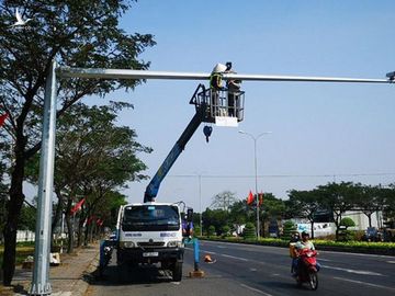 Lắp đặt camera giám sát giao thông trên Quốc lộ 51. Ảnh: NGỌC GIANG