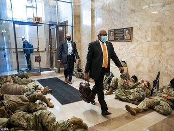 Hàng trăm vệ binh ngủ trên sàn nhà quốc hội Mỹ - 1