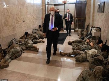 Hàng trăm vệ binh ngủ trên sàn nhà quốc hội Mỹ - 8