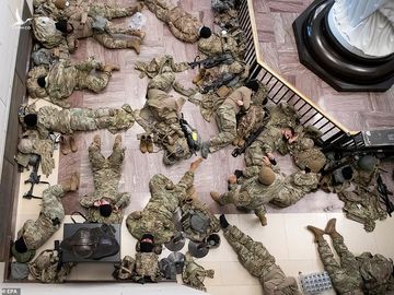 Hàng trăm vệ binh ngủ trên sàn nhà quốc hội Mỹ - 9