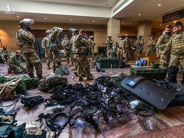 Hàng trăm vệ binh ngủ trên sàn nhà quốc hội Mỹ - 2