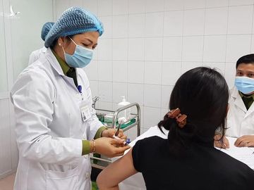 Tiêm mũi vaccine thứ 2 cho tình nguyện viên đầu tiên Ảnh: T.H