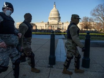 Lính Vệ binh Quốc gia đi ngang qua tòa nhà Quốc hội Mỹ ở thủ đô Washington D.C ngày 7.1 /// AFP