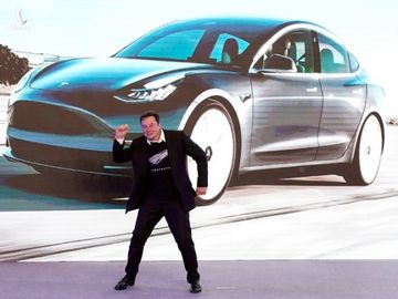 Tỉ phú Elon Musk nhảy trên sân khấu trong sự kiện giới thiệu chiếc Tesla Model 3 tại Thượng Hải (Trung Quốc) hồi tháng 1.2020 /// Reuters 