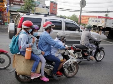 Từ 16h chiều 3-1, cửa ngõ miền Tây của Sài Gòn đông dần, trái cây, gà qué đu xe - Ảnh 4.