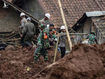 Binh sĩ và lực lượng cứu hộ Indonesia tìm kiếm nạn nhân trong hai vụ lở đất ở thị trấn Sumedang, ngày 10/1. Ảnh; AFP.