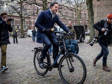 Thủ tướng Hà Lan Mark Rutte đạp xe tới dự phiên họp của Hội đồng Bộ trưởng tại tòa nhà Binnenhof ở thành phố Hague, ngày 15/1. Ảnh: AFP.