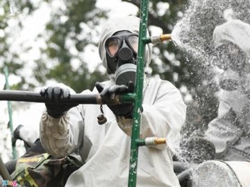 Quân đội khử khuẩn toàn bộ khu cách ly ở Chí Linh - Ảnh 3.