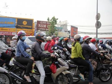 Từ 16h chiều 3-1, cửa ngõ miền Tây của Sài Gòn đông dần, trái cây, gà qué đu xe - Ảnh 2.