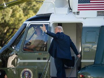 Tổng thống Donald Trump lên trực thăng Marine One để rời Nhà Trắng ngày 14/10. Ảnh: AFP.