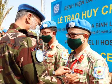Thiếu tướng Shamim Kamal (Chỉ huy trưởng quân sự Phân khu Unity) trao Huy chương vì Sự nghiệp Gìn giữ hòa bình Liên Hợp Quốc cho các thành viên bệnh viện dã chiến 2.2 của Việt Nam. Ảnh: BVDC 2.2