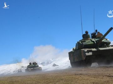 Xe tăng Nga-Trung Quốc đối đầu trên đỉnh Ladakh, cái kết ê chề cho Bắc Kinh - Ảnh 1.