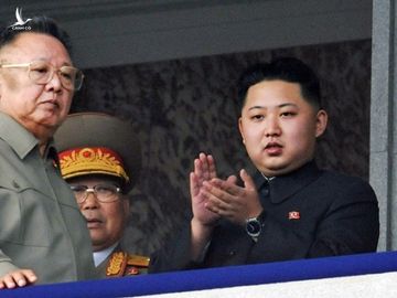 Ông Kim Jong-il (bìa trái) và con trai Kim Jong-un theo dõi cuộc duyệt binh tại Bình Nhưỡng năm 2010 /// Reuters