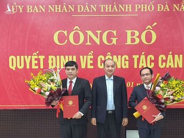 Ông Lê Quang Nam, Phó chủ tịch UBND TP.Đà Nẵng (giữa) trao hoa chúc mừng cho 2 tân giám đốc Sở LĐ-TB-XH và Sở KH-CN /// Ảnh: Hoàng Sơn